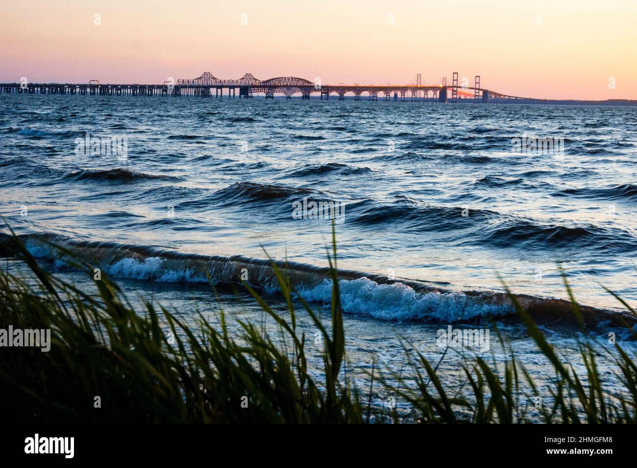 Rivage oriental de la baie de Chesapeake au parc naturel de Terrapin et coucher de soleil sur les ponts parallèles de la baie dans le Maryland. Banque D'Images