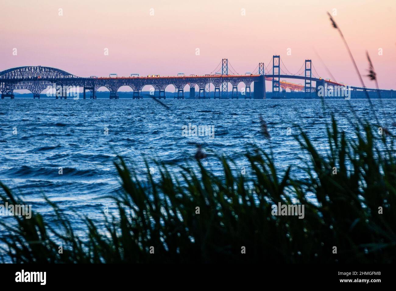 Pont de la baie de Chesapeake depuis le parc naturel de Terrapin à Stevensville, Maryland. Banque D'Images