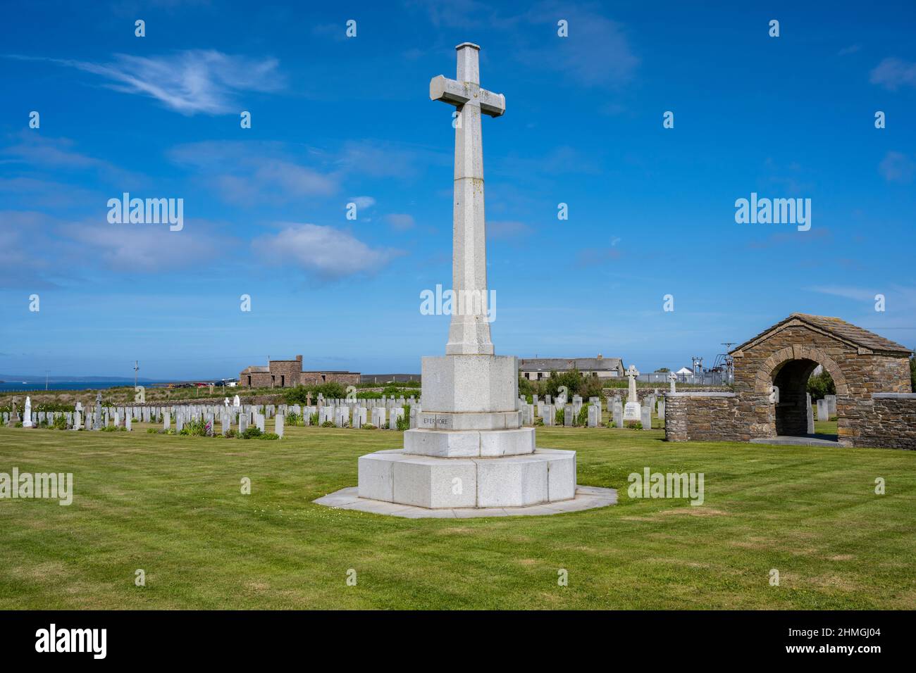 Mémorial aux morts au cimetière naval de Lyness, Lyness, île de Hoy, Orkney, Écosse, ROYAUME-UNI Banque D'Images
