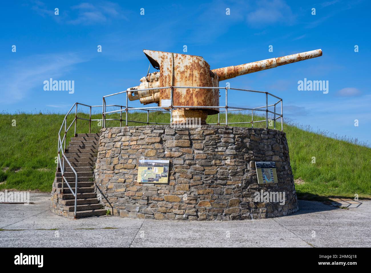 WW2 canons exposés à l'extérieur du centre d'accueil et du musée de Scape Flow, Lyness, Isle of Hoy, Orkney, Écosse, ROYAUME-UNI Banque D'Images