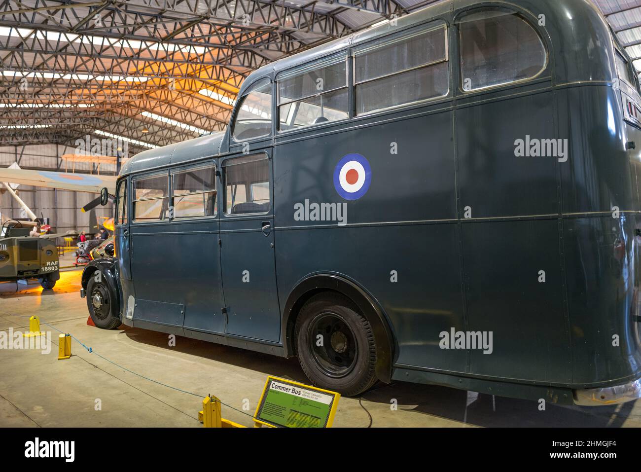 Le guide montre Une fête d'écoliers autour du musée de l'air du Yorkshire près d'Elvington Banque D'Images