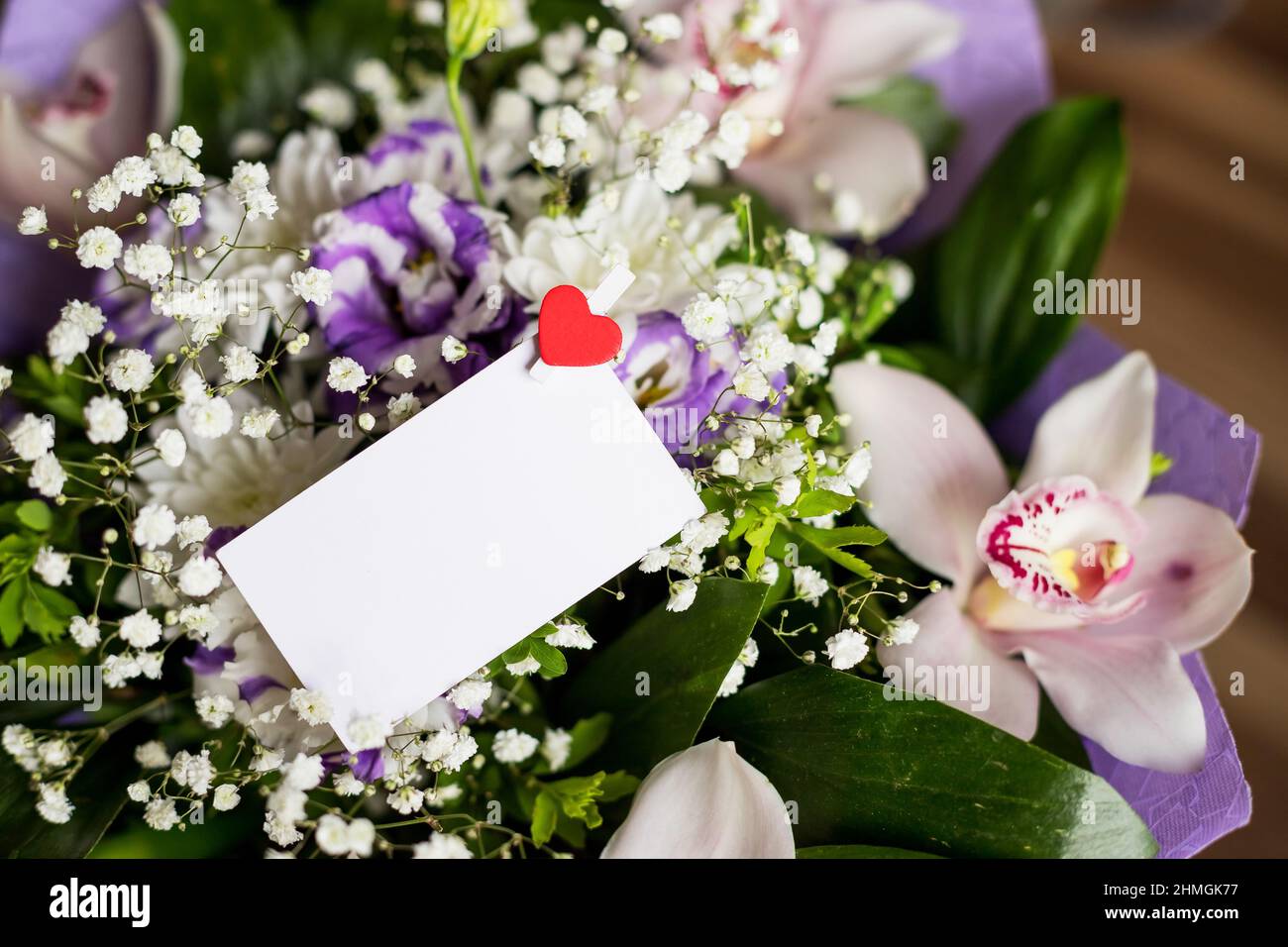 Maquette pour des vacances romantiques avec une feuille blanche d'espace papier. Carte de vœux, maquette avec bouquet de belles fleurs. Invitation à un mariage Banque D'Images