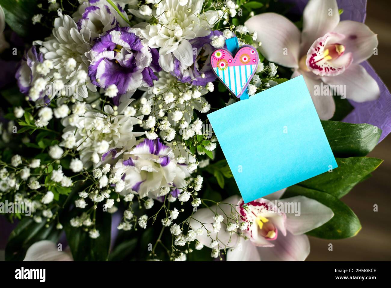 Maquette pour des vacances romantiques avec une feuille blanche d'espace papier. Carte de vœux, maquette avec bouquet de belles fleurs. Invitation à un mariage Banque D'Images