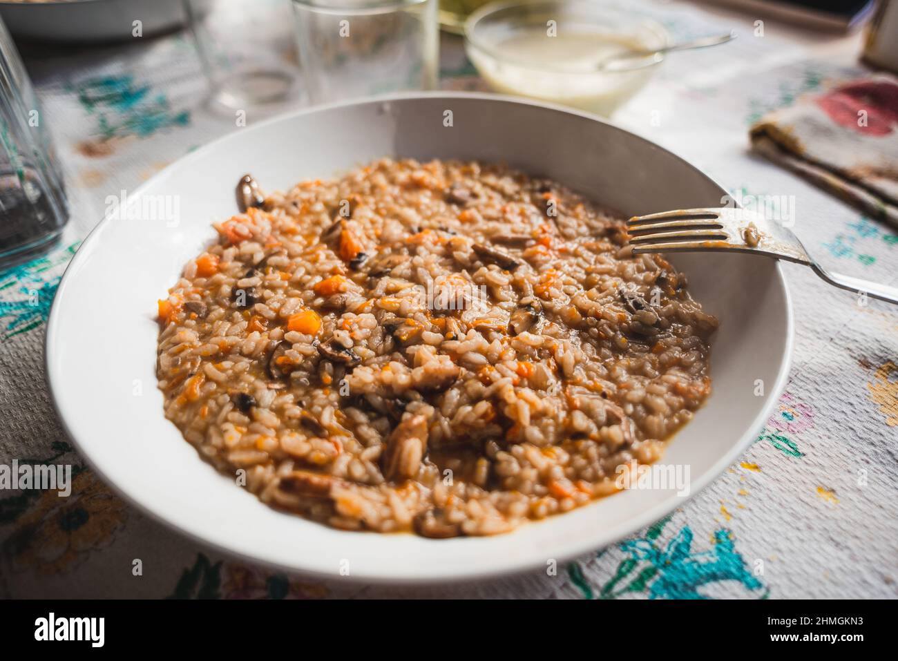 risotto crémeux à la citrouille et aux champignons. risotto italien traditionnel végétarien sur toile de table, plat maison de cuisine italienne traditionnelle Banque D'Images