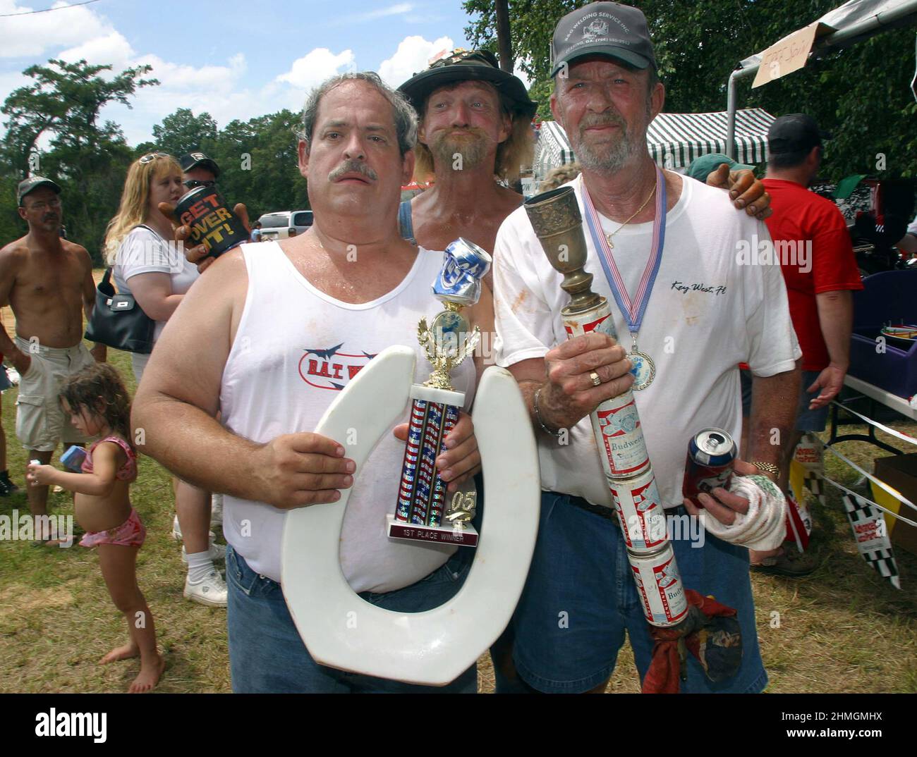 GAUCHE DAVE DICKY GAGNANT DE 'LE SIÈGE DE TOILETTE TOSSIN ' AUX JEUX DE REDNECK EST DUBLIN GÉORGIE USA. LES JEUX ONT ÉTÉ LANCÉS EN 1996 EN TANT QUE RIVAL DES JEUX OLYMPIQUES QUI SE SONT TENUS À ATLANTA ET PRÉSENTENT UNE GAMME INHABITUELLE DE SPORTS ALLANT DE L'ESQUIVE AUX PIEDS DE COCHONS EN PASSANT PAR LE VENTRE QUI S'ENVOLE DANS UNE FOSSE À BOUE. LES JEUX DANS LÀ DIXIÈME ANNÉE MAINTENANT DE TIRER JUSQU'À 10 000 REDNECKS DU COEUR DE LA TERRE ROUGE ÉTAT DE GÉORGIE. PHOTOS: GARYROBERTSPHOTO.COM Banque D'Images