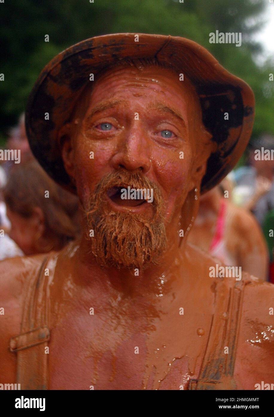 'ELBOW' REDNECK À LA FOSSE DE BOUE AUX JEUX REDNECK EAST DUBLIN GEORGIA USA. LES JEUX ONT ÉTÉ LANCÉS EN 1996 EN TANT QUE RIVAL DES JEUX OLYMPIQUES QUI SE SONT TENUS À ATLANTA ET PRÉSENTENT UNE GAMME INHABITUELLE DE SPORTS ALLANT DE L'ESQUIVE AUX PIEDS DE COCHONS EN PASSANT PAR LE VENTRE QUI S'ENVOLE DANS UNE FOSSE À BOUE. LES JEUX DANS LÀ DIXIÈME ANNÉE MAINTENANT DE TIRER JUSQU'À 10 000 REDNECKS DU COEUR DE LA TERRE ROUGE ÉTAT DE GÉORGIE. PHOTOS: GARYROBERTSPHOTO.COM Banque D'Images