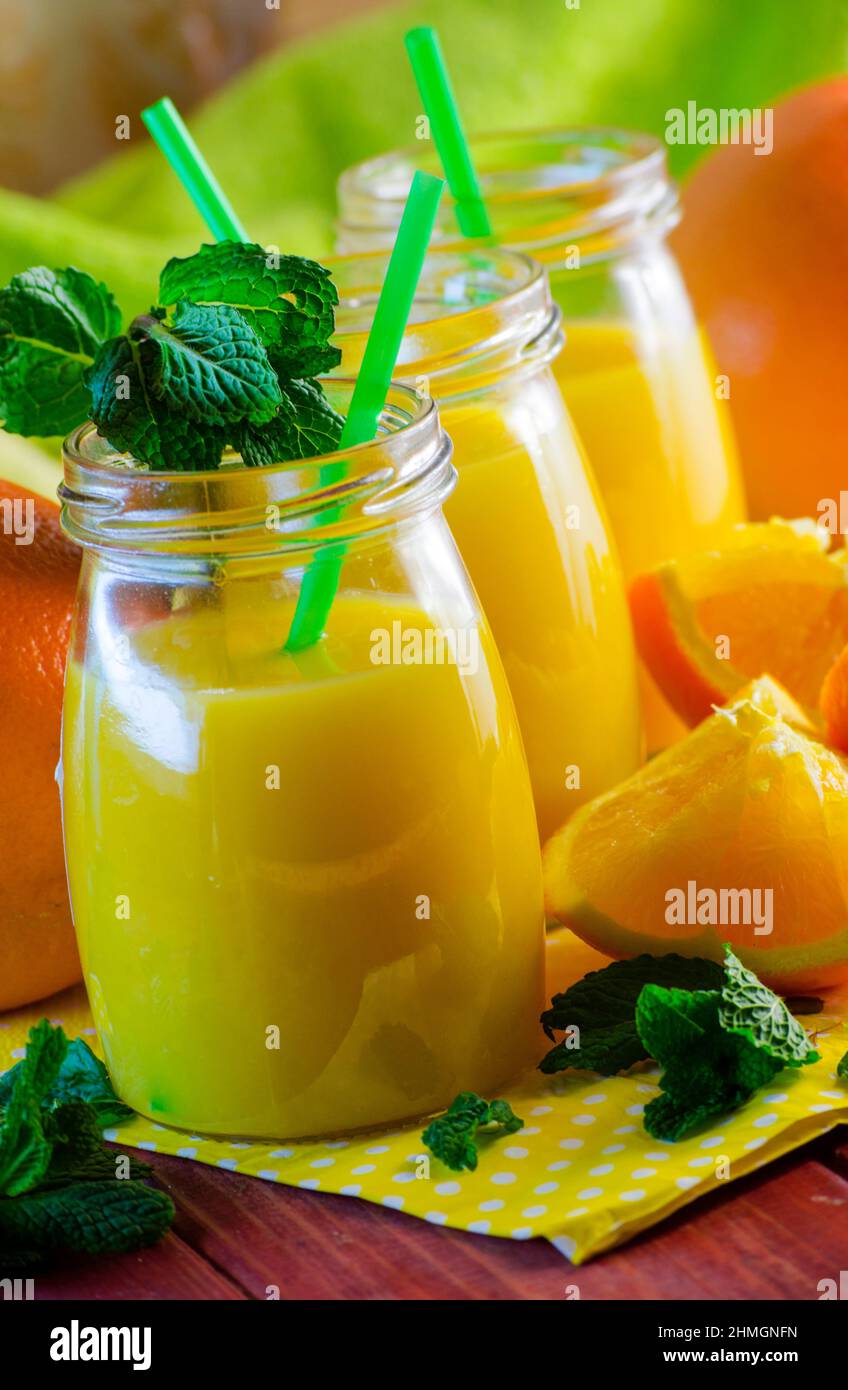 jus d'orange frais et agrumes dans un bol en verre Banque D'Images