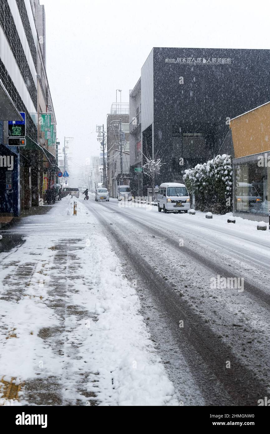 iida, nagano, japon, 2022/10/02 , rues de la ville d'iida et du Musée de marionnettes Kawamoto Kihachiro pendant une tempête de neige. Banque D'Images