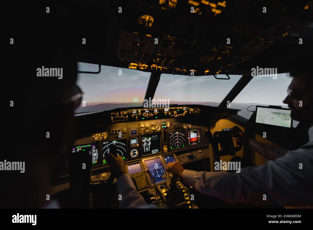 des professionnels flous pilotant un avion le soir au coucher du soleil Banque D'Images