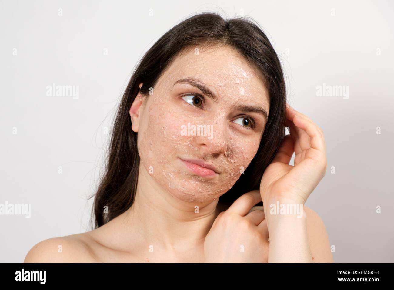 Une belle jeune femme a appliqué un gommage ou un masque à son visage, soin de la peau du visage, nettoyage de la peau Banque D'Images