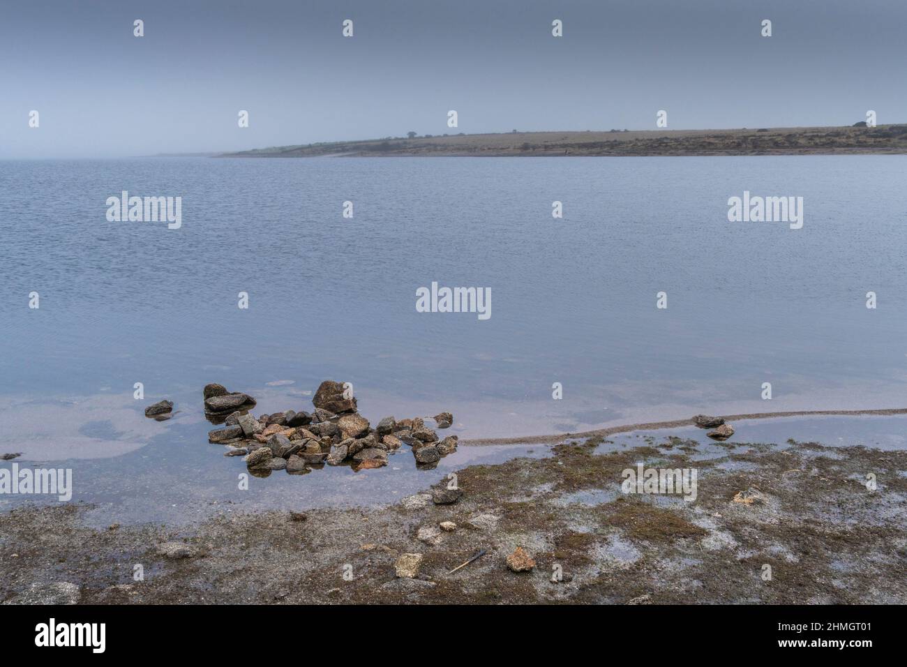 Temps humide brumeux au-dessus de l'estran sauvage sombre du lac Colliford sur Bodmin Moor, dans les Cornouailles. Banque D'Images