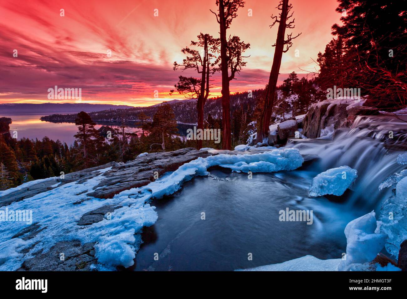 Une séance de tournage au lever du soleil à Eagle Falls en hiver, avec un ciel rouge et des glaces gelées sur le lac Eagle Banque D'Images