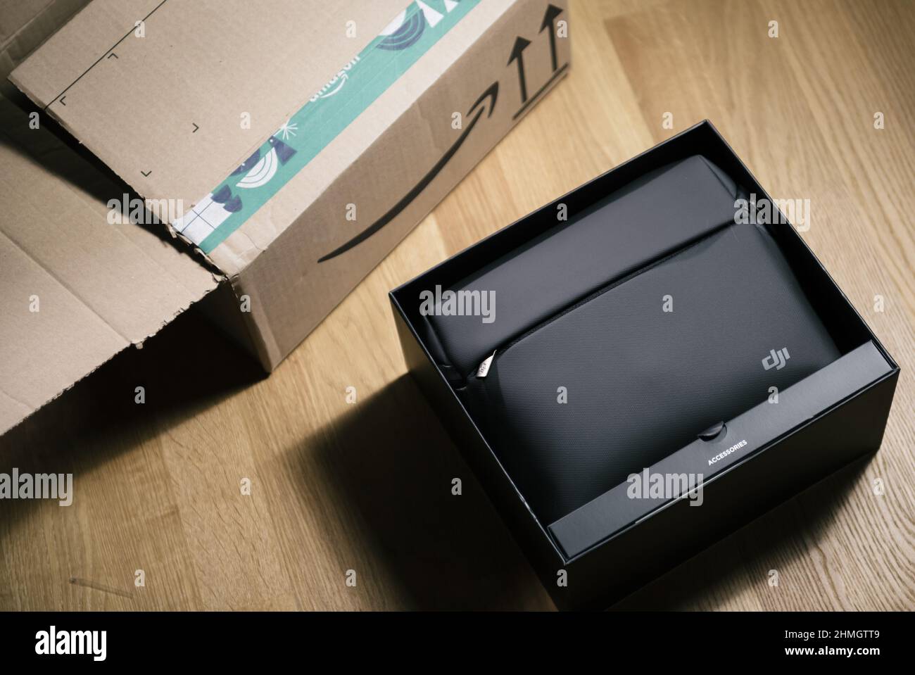 Paris, France - 14 janvier 2022 : vue d'en haut du logotype de luxe DJI après le déballage d'un nouveau sac à bandoulière de drone. DJI est une société de technologie chinoise dont le siège est situé à Shenzhen, Guangdong, Banque D'Images