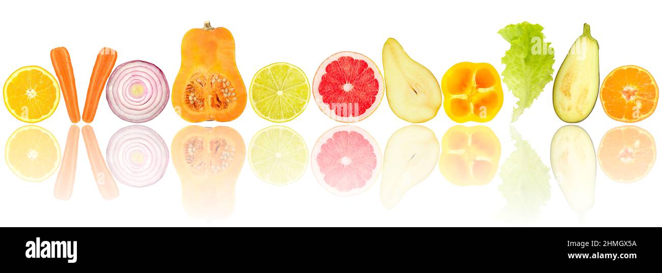 Fruits et légumes frais coupés avec réflexion de lumière isolée sur fond blanc Banque D'Images