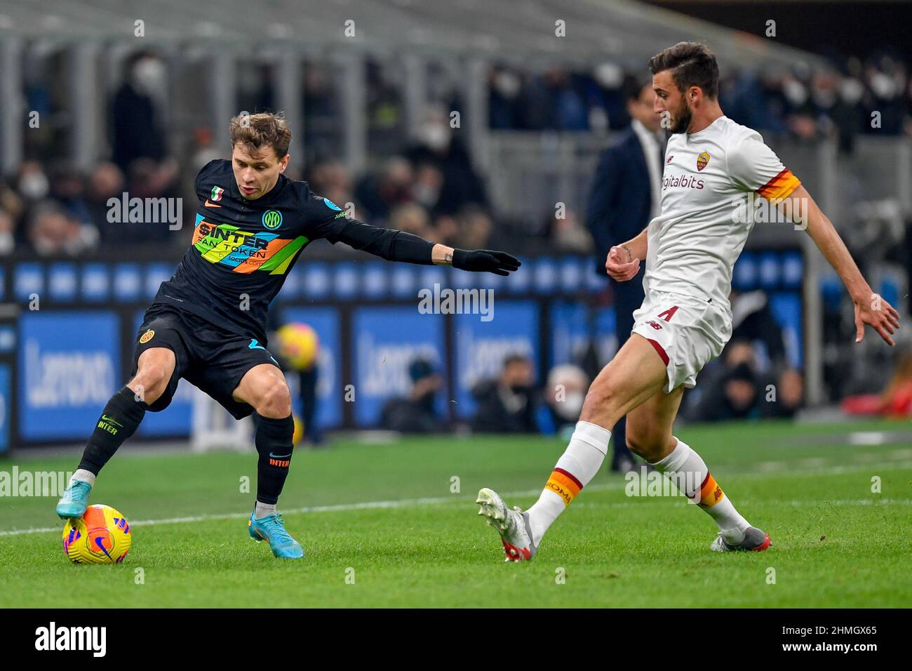Milan, Italie. 08th, février 2022. Nicolo Barella (23) d'Inter et Bryan Cristante (4) de Roma vu dans le match de Coppa Italia entre Inter et Roma à Giuseppe Meazza à Milan. (Crédit photo: Gonzales photo - Tommaso Fimiano). Banque D'Images