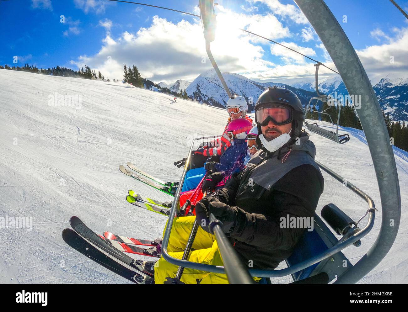 En famille, on peut faire du ski téléski en hiver. Vacances en famille en hiver, ski en train de prendre un selfie sur les remontées mécaniques avec une vue imprenable sur la montagne o Banque D'Images