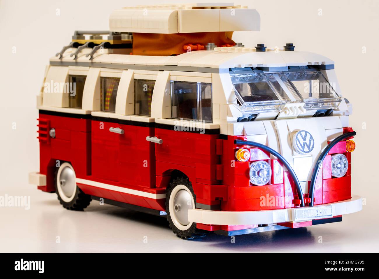 Den Helder, pays-Bas. Janvier 2022. Un modèle lego d'un campervan VW rétro. Photo de haute qualité Banque D'Images