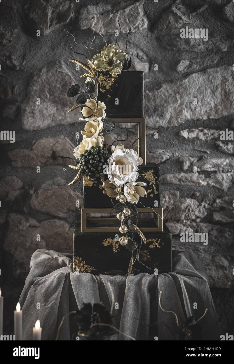 Art et gâteau de mariage carré design tendance concept, fond de mur en pierre Banque D'Images