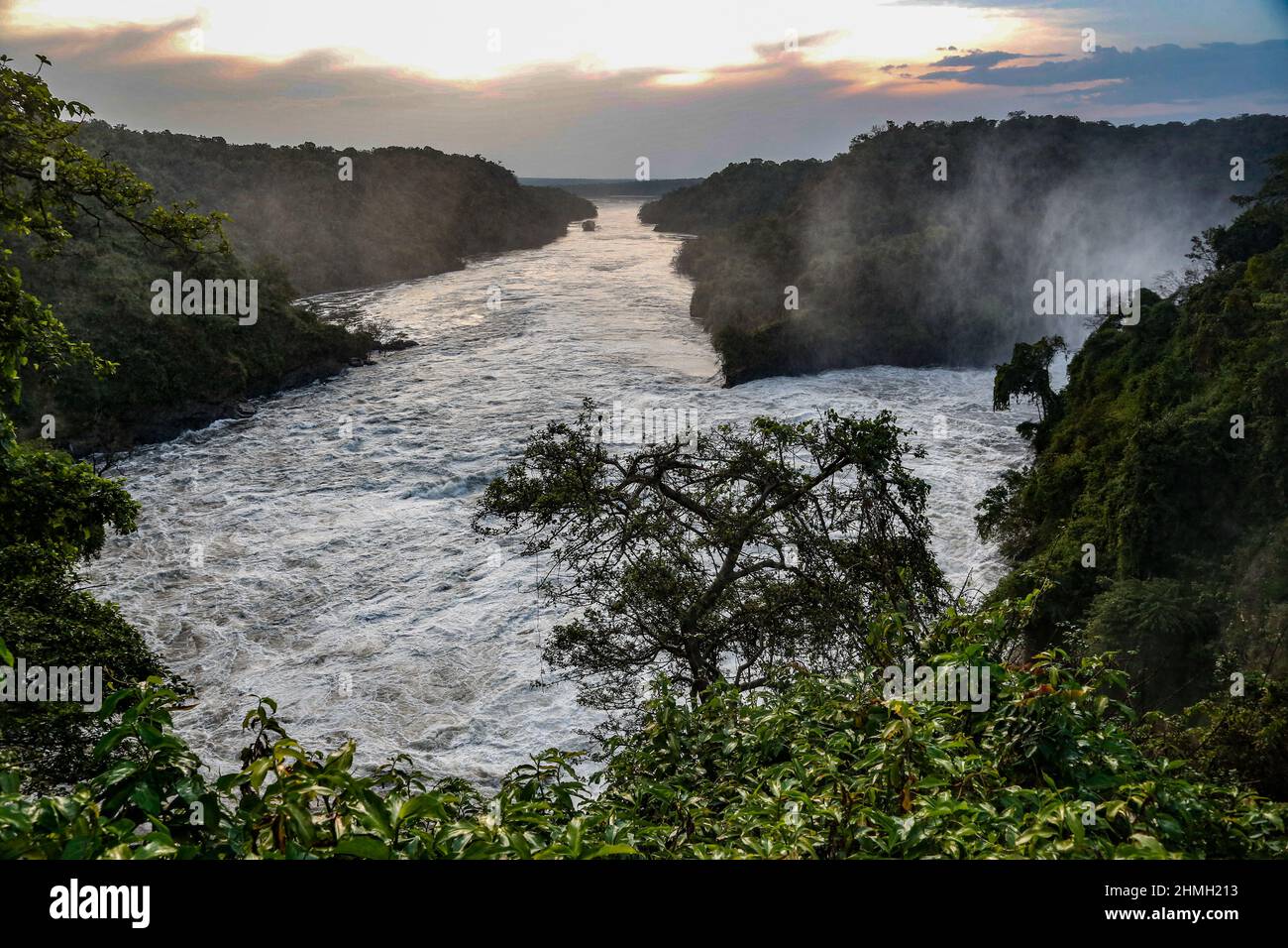 Albert Lake, parc national de Murchison Falls, Ouganda, décembre 2021. Les géants pétroliers chinois et français ont scellé un accord historique de 10 milliards de dollars pour développer les ressources énergétiques de l'Ouganda et construire un vaste pipeline régional, un mégaprojet qui a incité des groupes environnementaux. Le projet vise à exploiter les énormes réserves de pétrole brut du lac Albert, une frontière naturelle de 160 kilomètres entre l'Ouganda et la République démocratique du Congo. Le pétrole serait pompé de l'Ouganda enclavé par un pipeline chauffé de 1 443 kilomètres (900 milles) -- qui serait devenu le plus long de son type une fois achevé -- à travers la Tanzanie à Banque D'Images