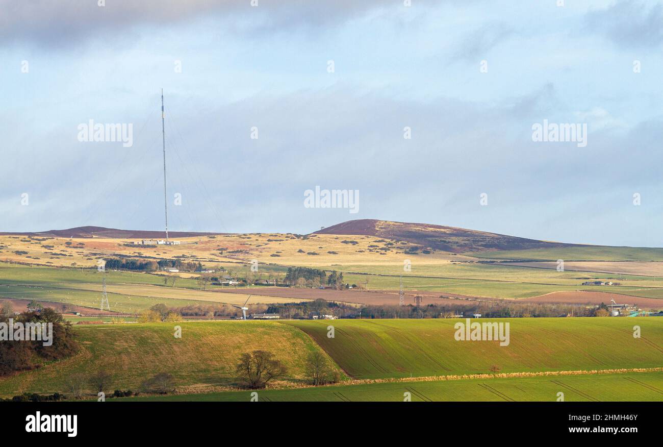 Dundee, Tayside, Écosse, Royaume-Uni. 10th févr. 2022. Météo au Royaume-Uni : c'est un beau matin sec de février dans le nord-est de l'Écosse, avec beaucoup de soleil et une brise forte, et des températures planant autour de 8°C. Pendant un hiver modéré, la campagne de Dundee offre des vues spectaculaires sur les collines de Sidlaw et les terres agricoles luxuriantes. Les collines de Sidlaw et la vallée de Strathmore à Dundee contiennent une vie végétale diversifiée, des antiquités historiques, et un lieu unique dans l'histoire scientifique pour une expérience de 18th-siècle "pesée de la terre". Crédit : Dundee Photographics/Alamy Live News Banque D'Images