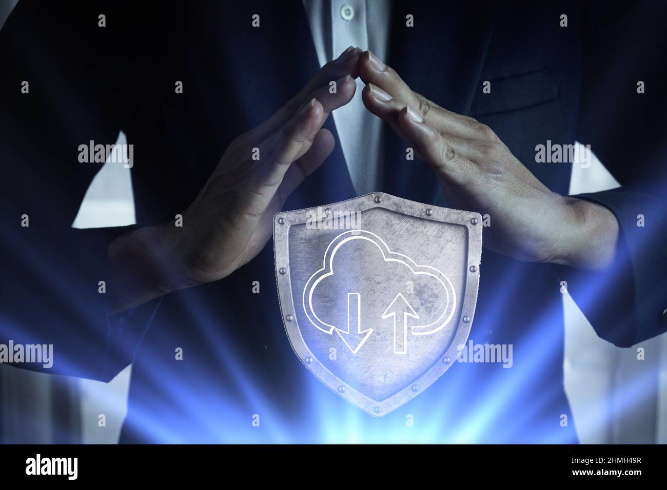 Concept de sécurité du Cloud computing. Connectez votre appareil à un professionnel du cloud ou à une technologie de l'information grâce à une icône de cloud computing et à un geste de protection. Banque D'Images
