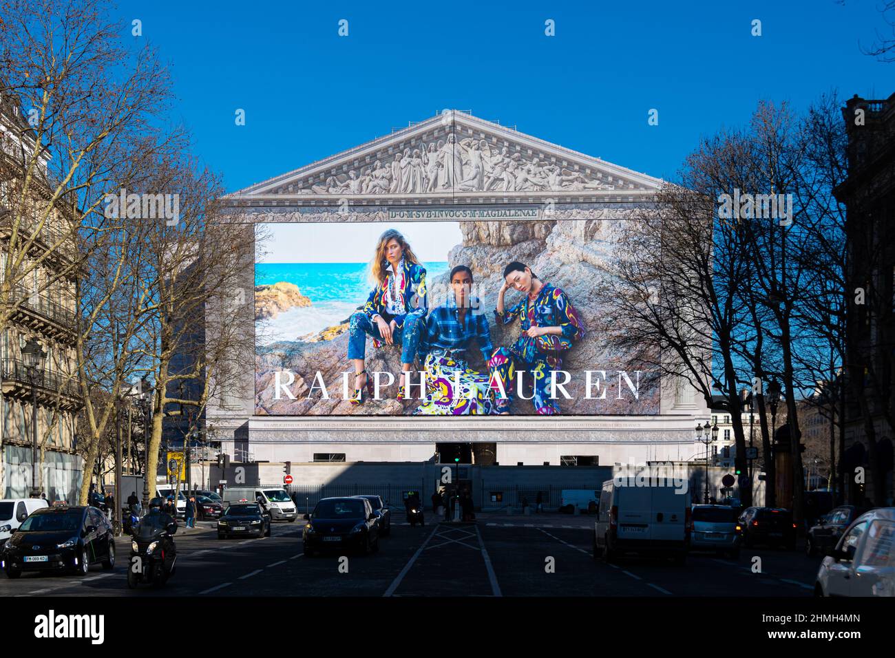 Affiche publicitaire géante Ralph Lauren couvrant les échafaudages des travaux de restauration sur la façade de la célèbre église parisienne la Madeleine Banque D'Images