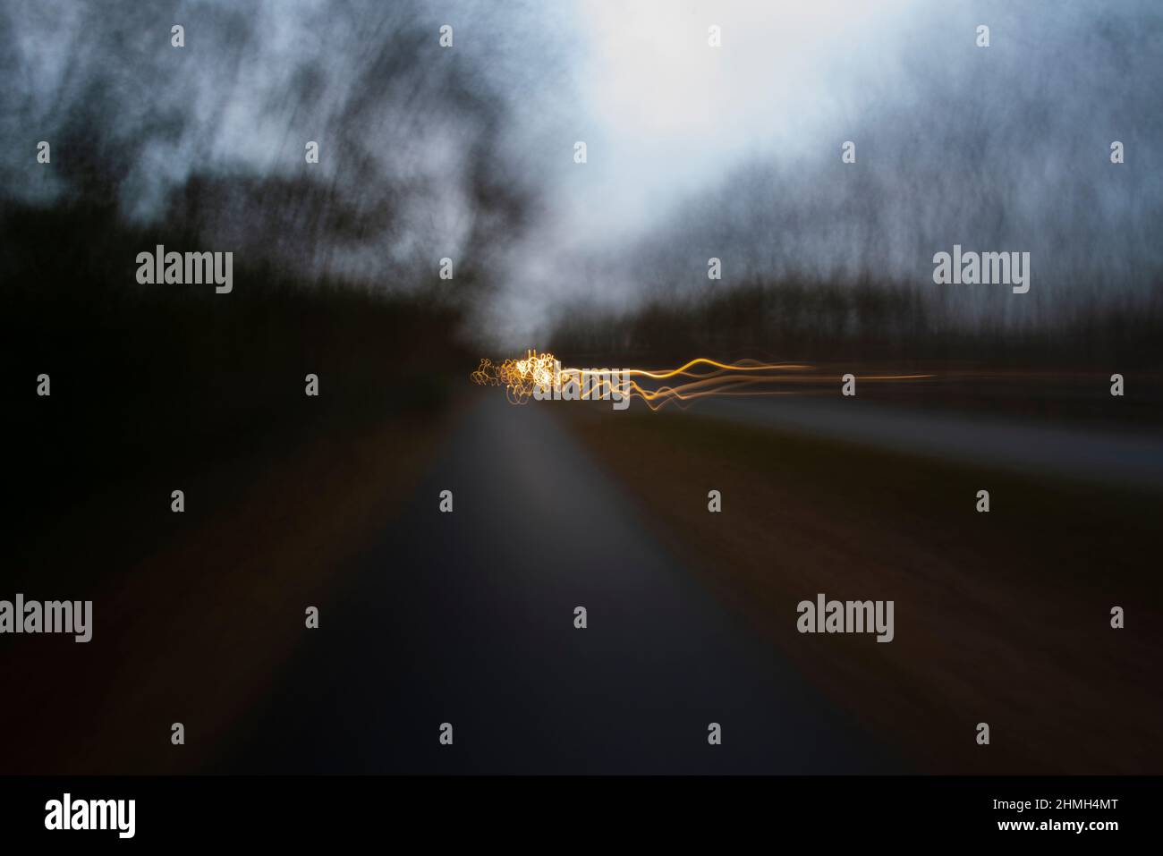 Abstrait photo Light Art, route de campagne floue avec de légères traces de voitures Banque D'Images