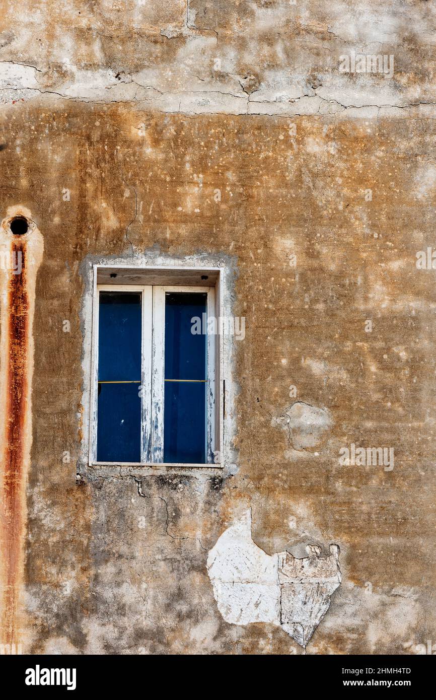 Fenêtre simple dans un mur méditerranéen Banque D'Images