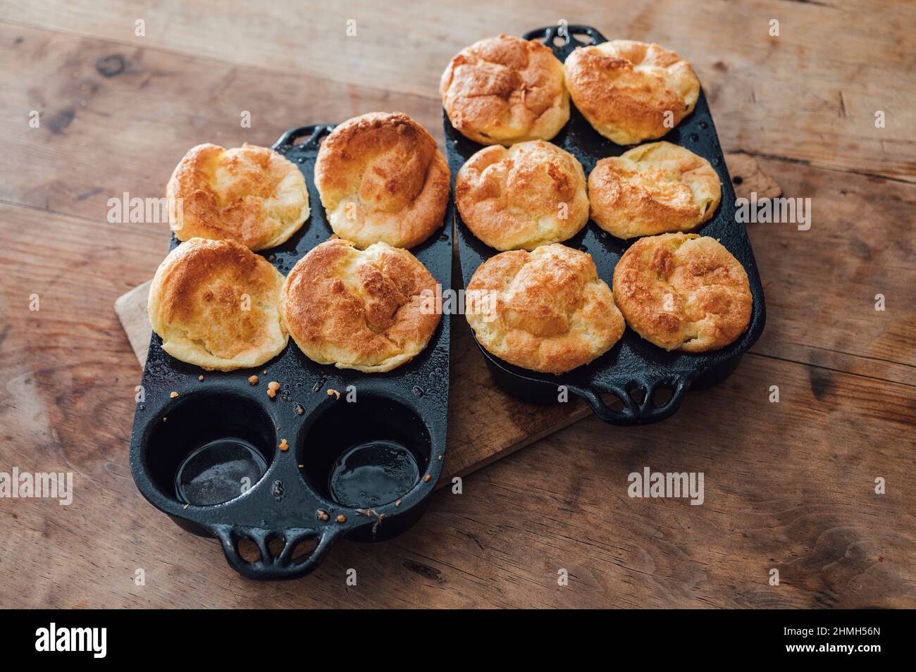 Yorkshire Pudding dans une casserole en fonte Banque D'Images