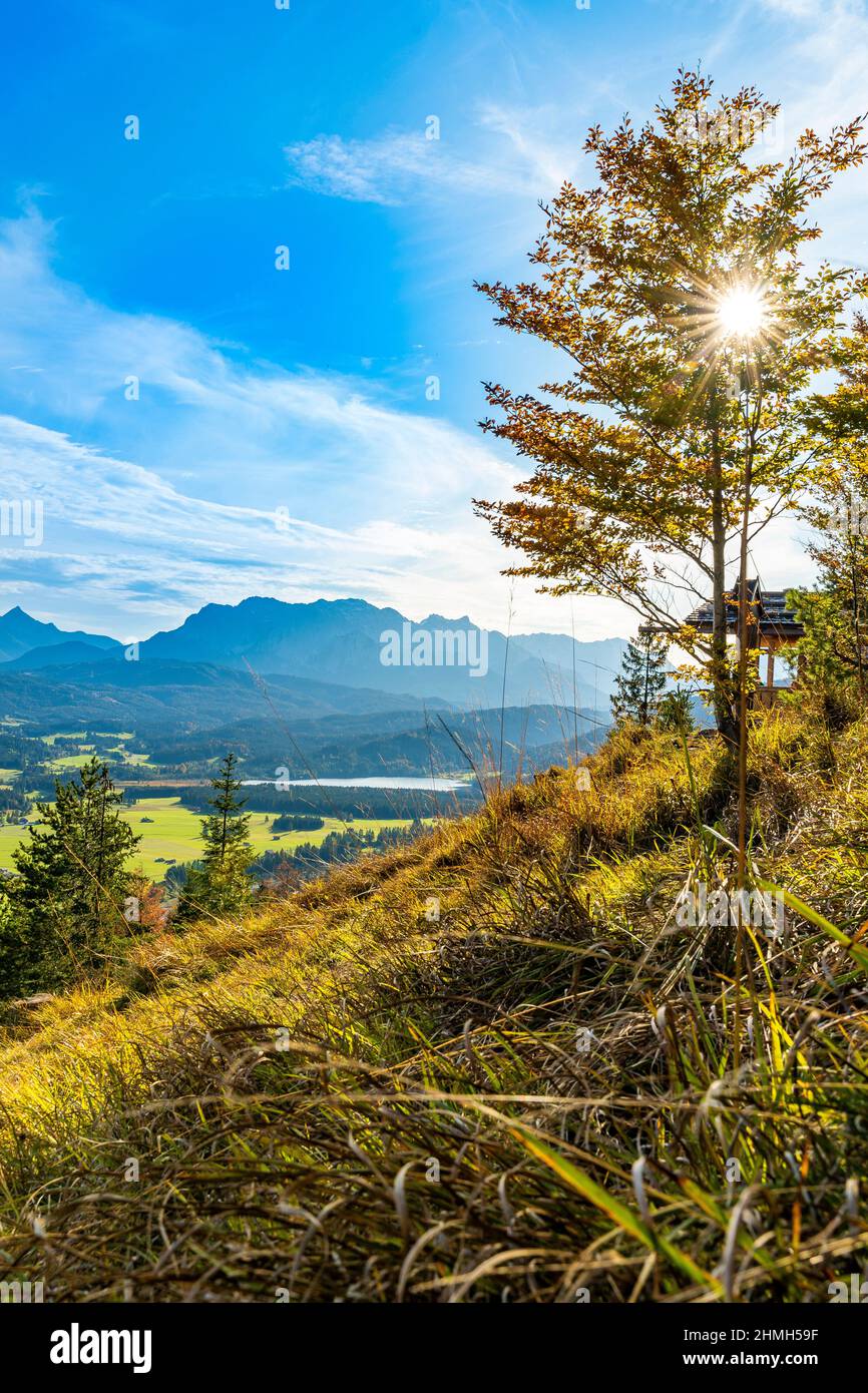 Vue de Krepelschrofen à Wallgau sur le Barmsee jusqu'aux montagnes de Wetterstein au soleil, Sonnenstern, Bavière, Allemagne Banque D'Images