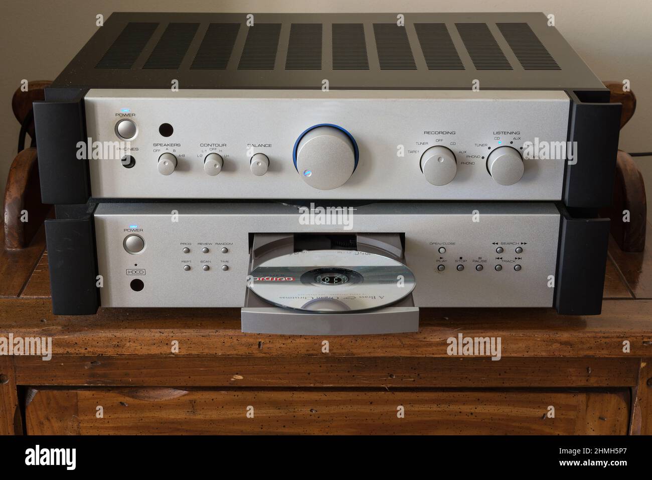 Lecteur de disques compacts - lecteur de disques compacts de haute qualité avec amplificateur assorti en aluminium brossé. Vue de face avec les CD sur la vue dans le plateau ouvert Banque D'Images