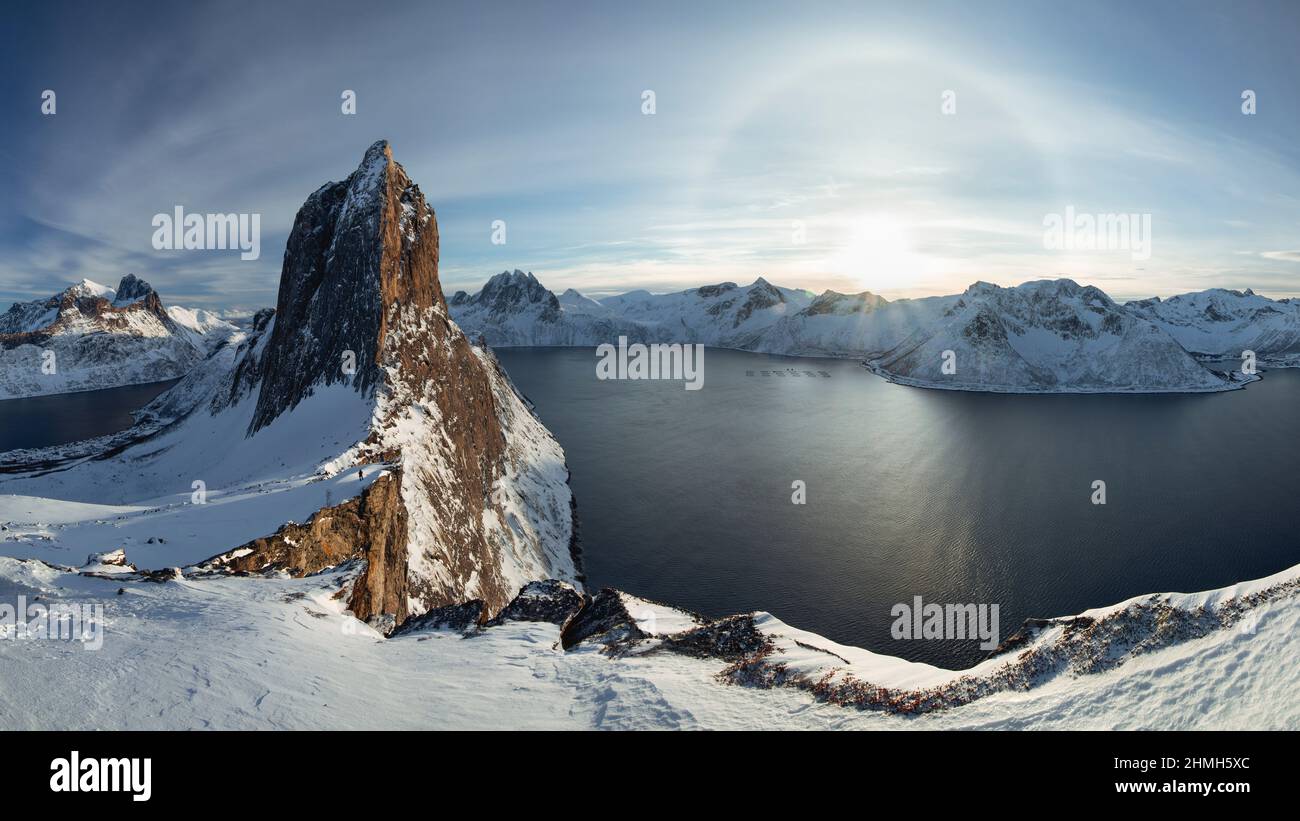 Panorama du Mont Segla et du paysage environnant de Senjas avec le 22° anneau Halo, Norvège Banque D'Images