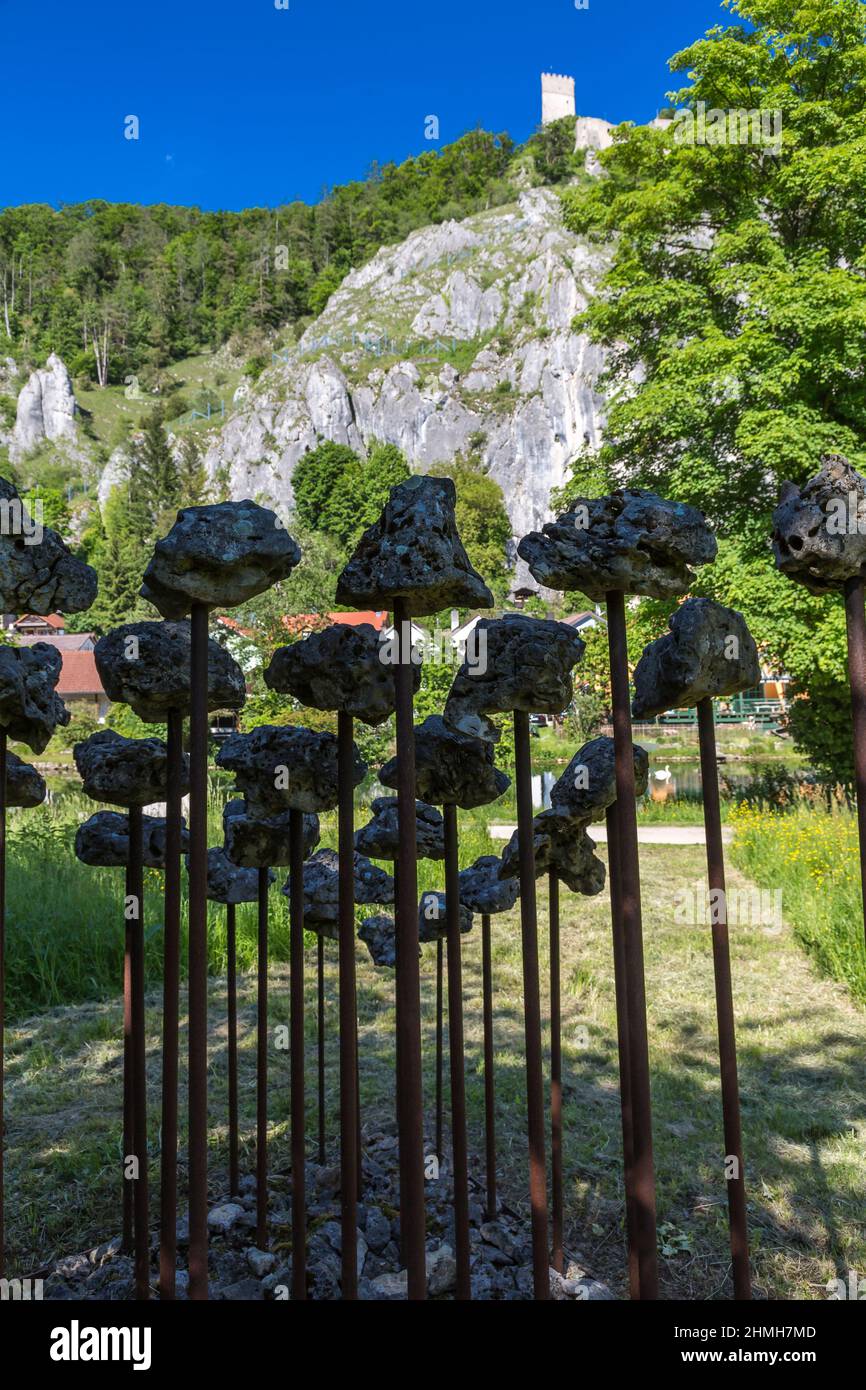 Sentier artistique sur le rocher et la rivière, sculpture moderne, à l'arrière des ruines du château de Randeck, Markt Essing, Altmuehltal, Bavière, Allemagne, Europe Banque D'Images