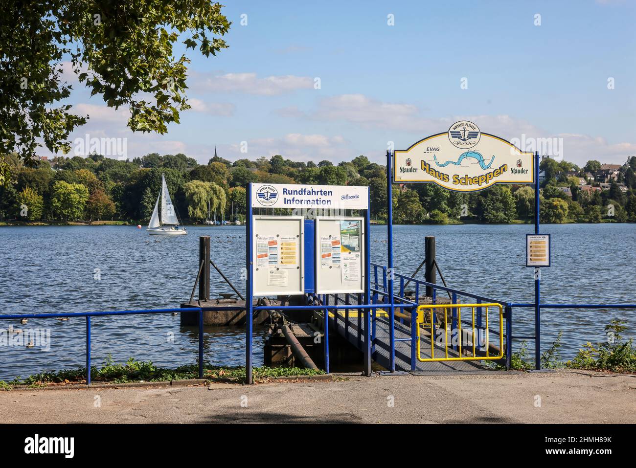 Essen, région de la Ruhr, Rhénanie-du-Nord-Westphalie, Allemagne - jetée Haus Scheppen au lac Baldeney. La maison Scheppen est une ancienne, aristocratique maigre-à de l'abbaye werden dans le quartier Fischlaken d'Essen, aujourd'hui la piste est utilisée comme un lieu de rencontre de motards et comme une étape d'atterrissage pour les bateaux d'excursion de la flotte blanche. Banque D'Images