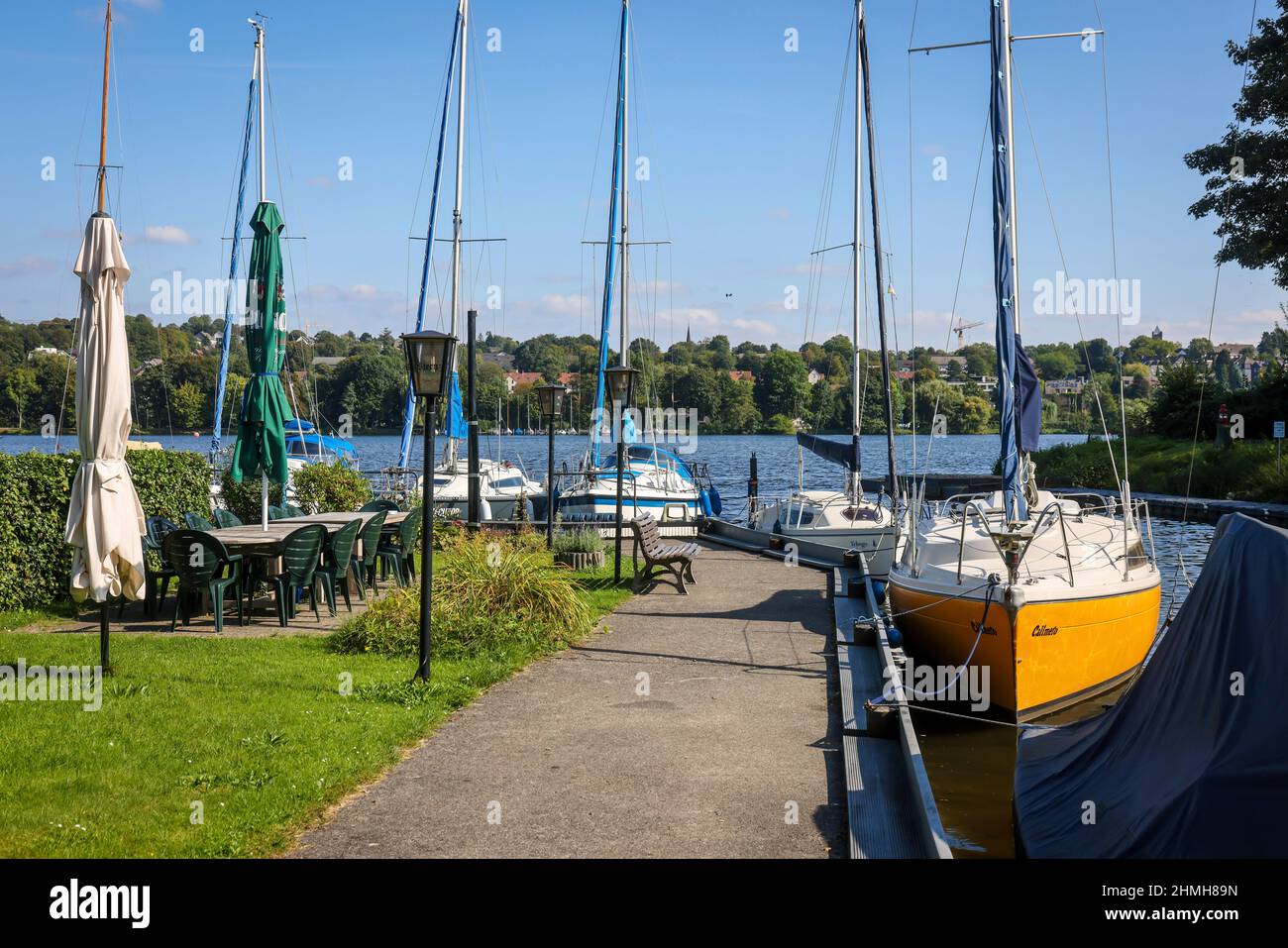 Essen, région de la Ruhr, Rhénanie-du-Nord-Westphalie, Allemagne - bateaux à voile à l'Haus Scheppen sur le lac Baldeney. La maison Scheppen est un ancien, aristocratique maigre-à l'abbaye de werden dans le district de Fischlaken d'Essen, aujourd'hui la piste est utilisée comme un lieu de rencontre de motard et le fossé est utilisé comme une jetée. Banque D'Images