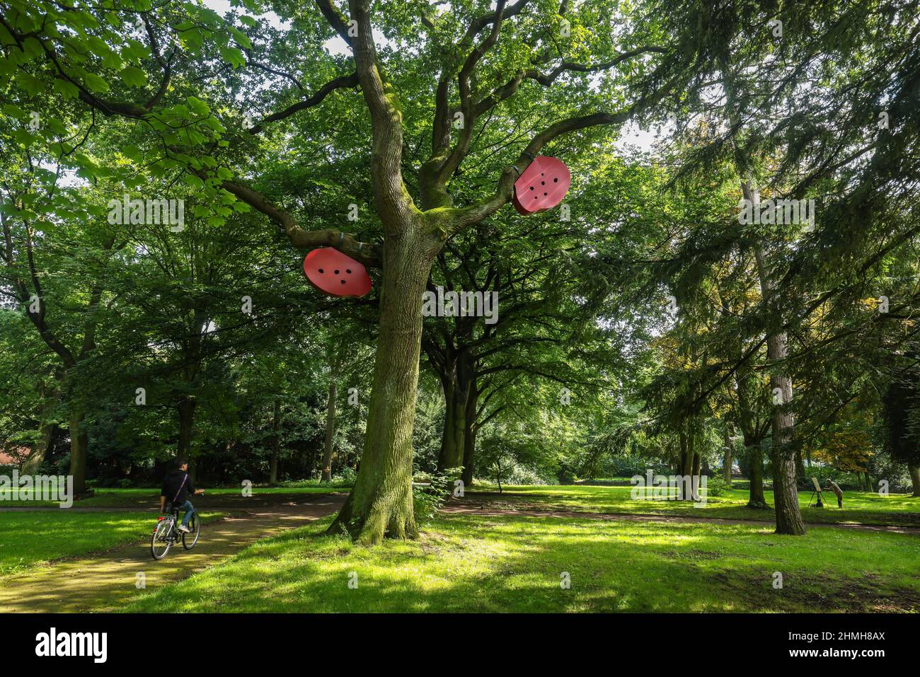 Marl, Rhénanie-du-Nord-Westphalie, Allemagne - oeuvre d'art Vehoohr de Bogomir Ecker, oeuvre d'art dans le Friedenspark, l'ancien cimetière de Brassert. Le vieux cimetière, avec le parc de sculptures et les sculptures dans l'espace public, fait partie des installations extérieures du musée de sculptures de Glaskasten. Banque D'Images