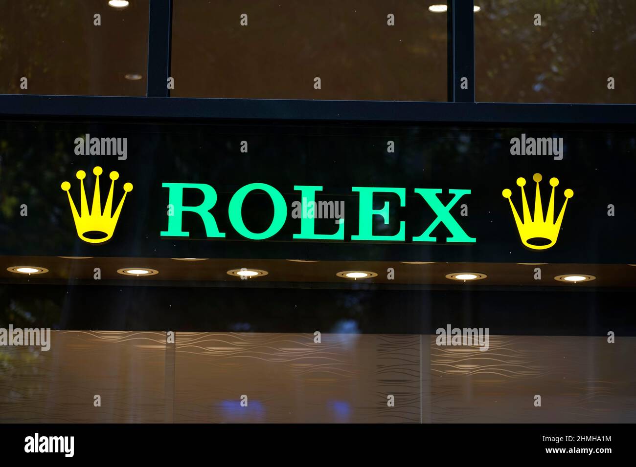 Allemagne, Rhénanie-Palatinat, Mayence, magasin de montres, extérieur, Lettres néon, logo, fabricant de montres Rolex, détail, dans la soirée Banque D'Images