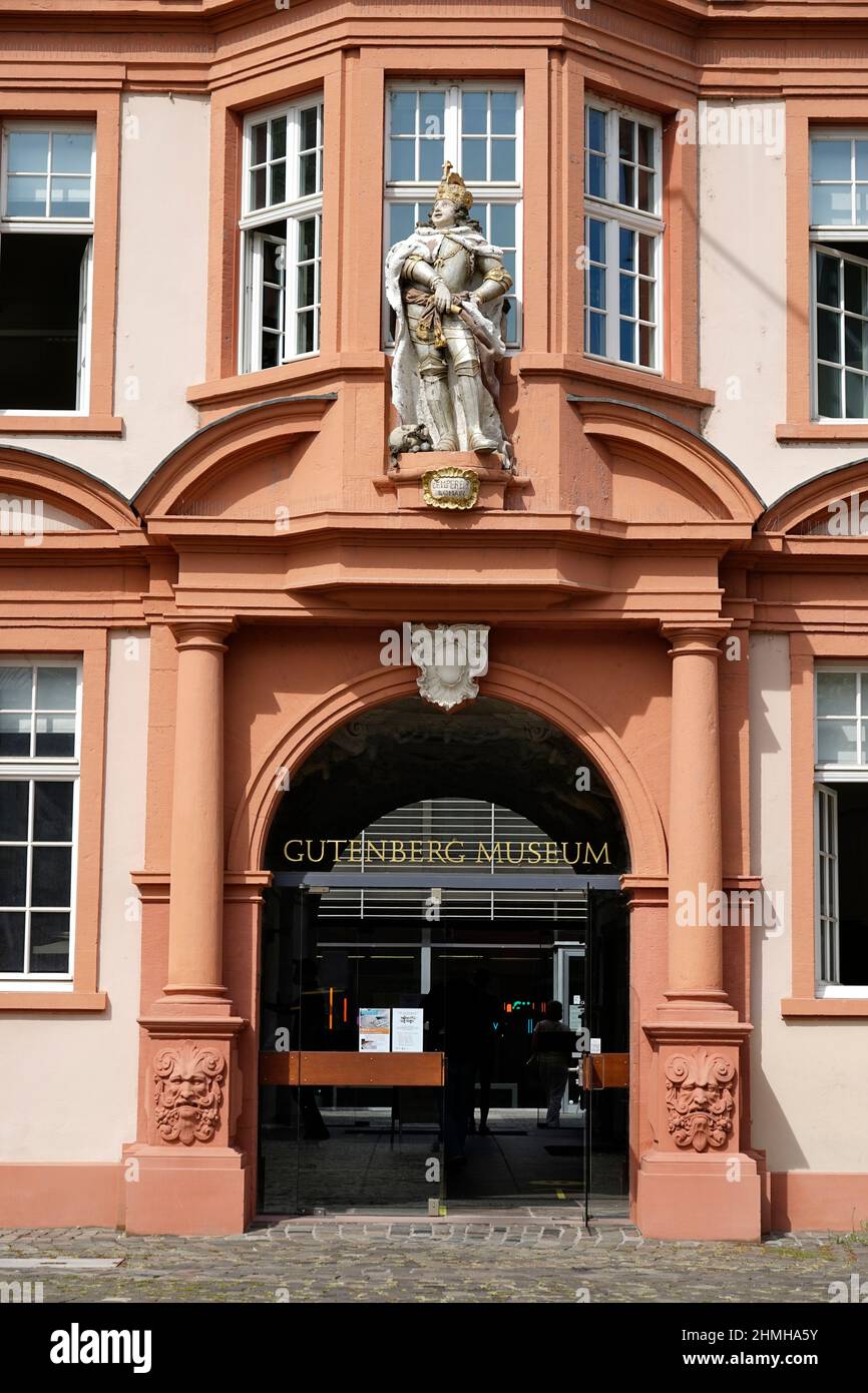 Allemagne, Rhénanie-Palatinat, Mayence, Vieille ville, Musée Gutenberg, Façade, entrée, figure portail, empereur romain, détail Banque D'Images