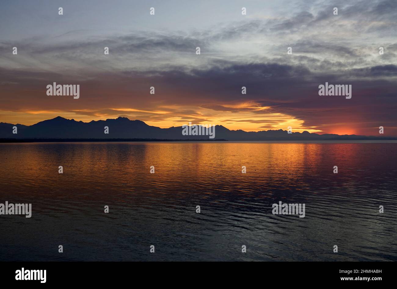 Coucher de soleil derrière des nuages sombres Banque de photographies et  d'images à haute résolution - Alamy
