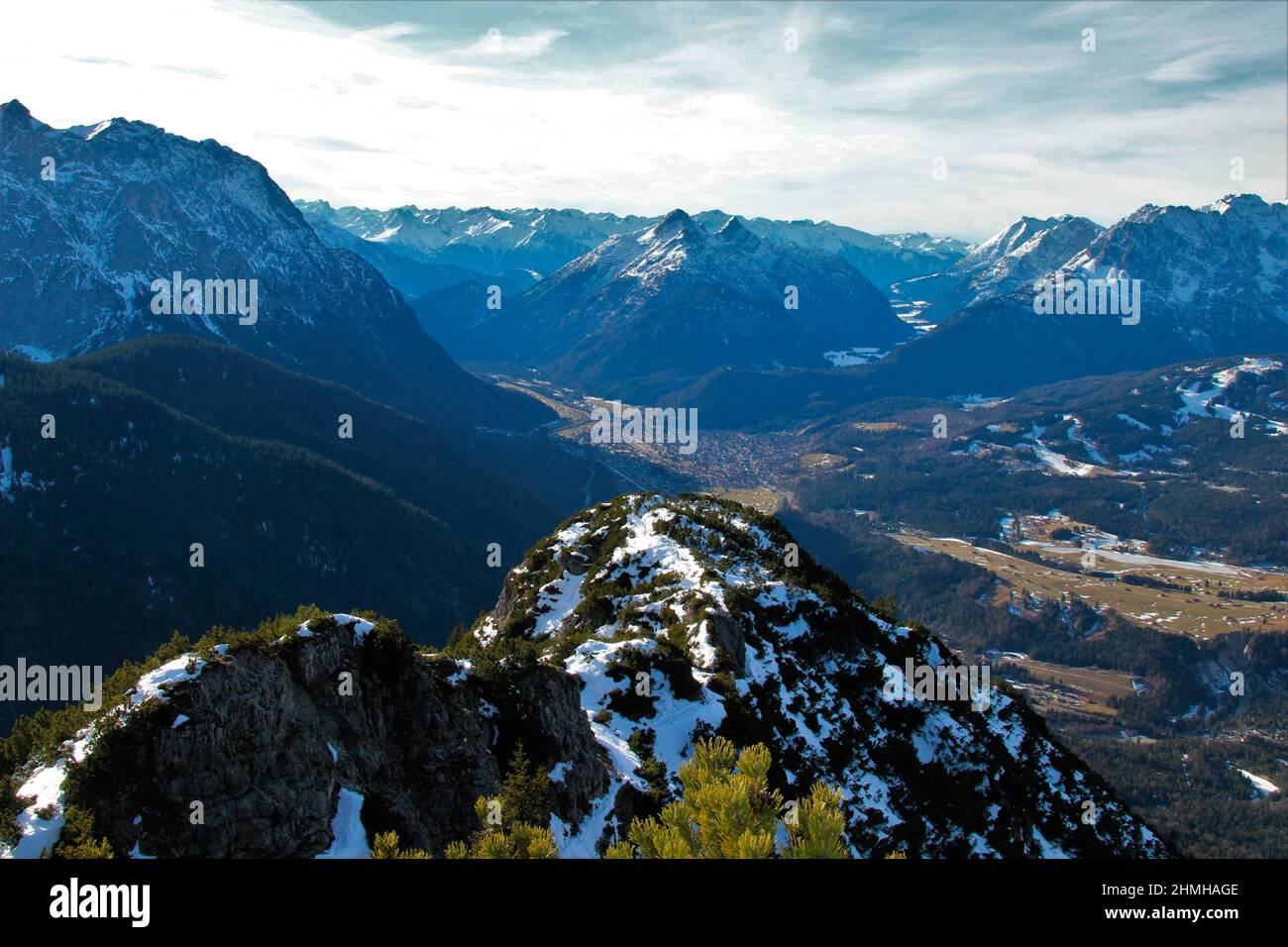 Randonnée d'hiver jusqu'au Signalkopf (1895 mètres) avec vue sur le Karwendel depuis la gauche, l'Arnspitzen au milieu et les montagnes Wetterstein en premier plan Mittenwald, Europe, Allemagne, Bavière, haute-Bavière, Vallée d'Isar, Krün Banque D'Images