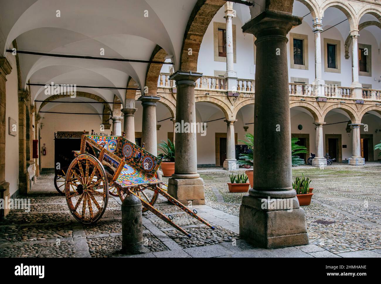 Cour avec charrette sicilienne colorée dans le Palazzo Reale (Palazzo dei Normanni), Palerme, Sicile, Italie Banque D'Images