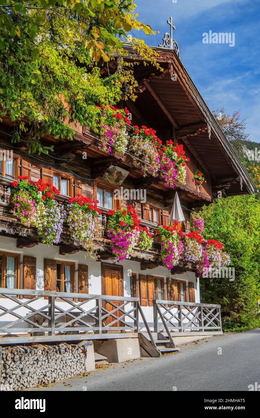 Maison de campagne typique de la haute-Bavière avec des décorations florales à Birkenstein, district de Fischbacau, Leitzachtal, haute-Bavière, Bavière, Allemagne Banque D'Images