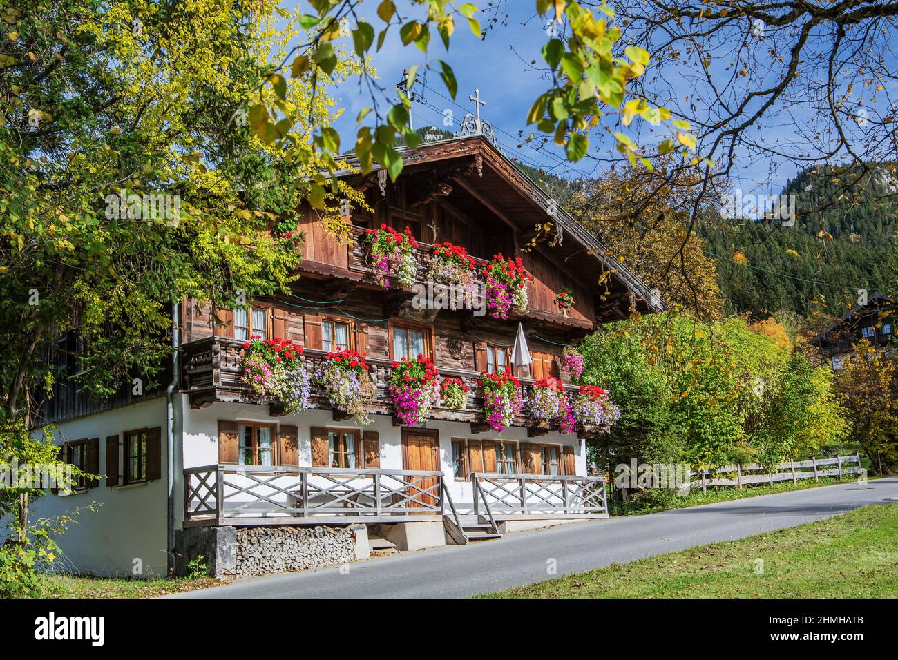 Maison de campagne typique de la haute-Bavière avec des décorations florales à Birkenstein, district de Fischbacau, Leitzachtal, haute-Bavière, Bavière, Allemagne Banque D'Images