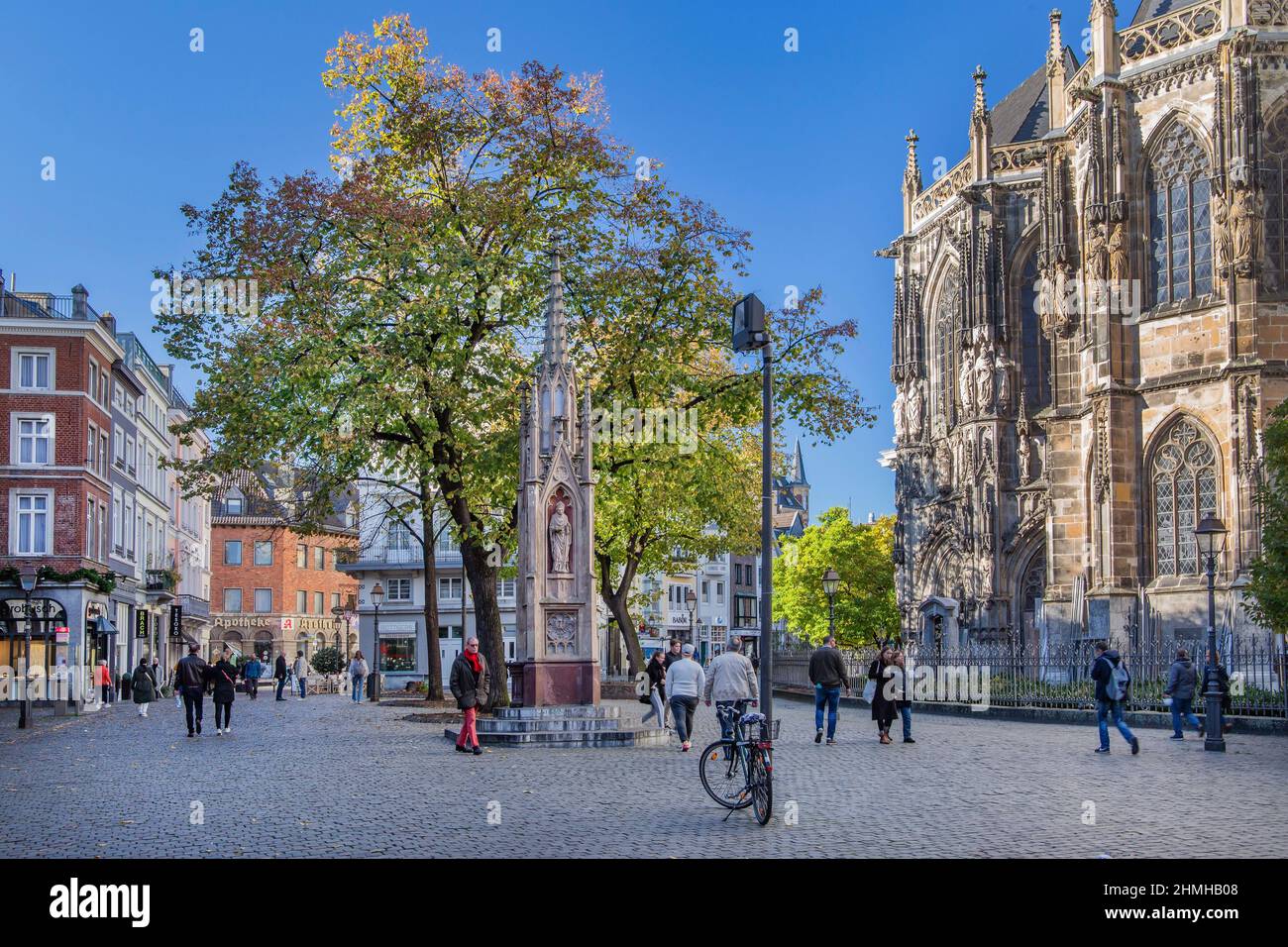 Münsterplatz avec Vinzenzbrunnen et vue latérale sur le Kaiserdom dans la vieille ville d'Aix-la-Chapelle, Rhénanie-du-Nord-Westphalie, Allemagne Banque D'Images