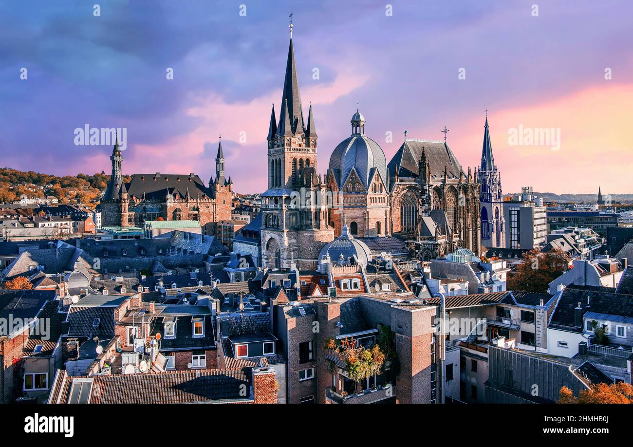 Vue sur les toits de la vieille ville à l'Hôtel de ville gothique et le Kaiserdom, Laachen, Rhénanie-du-Nord-Westphalie, Allemagne Banque D'Images