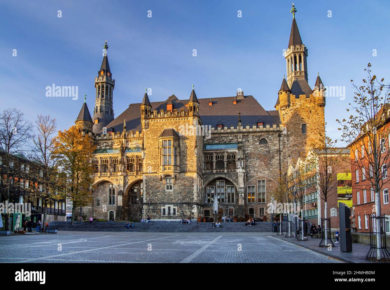 Katschhof avec vue sud de l'hôtel de ville gothique dans la lumière du soir, Aachen, Rhénanie-du-Nord-Westphalie, Allemagne Banque D'Images