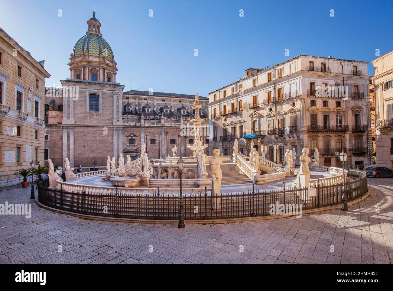 Piazza Pretoria avec la Fontana Pretoria et l'église de San Giuseppe dei Teatini dans la vieille ville, Palerme, Sicile, Italie Banque D'Images