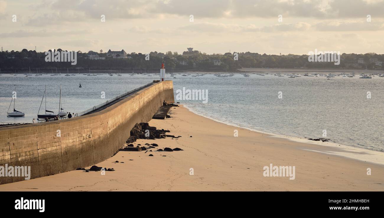 Le Môle des noires à SaintMalo avec son phare Phare Môle des noires