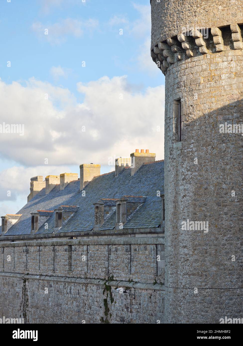 Tour de défense dans le mur de la forteresse de Saint-Malo dans le département Ill-et-Vilaine. Le port de la ville est le plus important sur la côte nord de la Bretagne. Banque D'Images