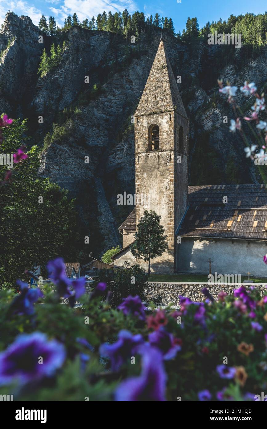 Église de montagne avec des fleurs comme cadre Banque D'Images